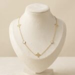 Colier din otel inoxidabil placat cu aur 14k, Celebrity Blueberry cu pandantive trifoi, Noem®