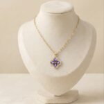 Colier din otel inoxidabil, placat cu aur 14k, cu pietre semipretioase violet si cristale, 44 cm lungime, Noem®