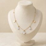 Colier din otel inoxidabil, placat cu aur 14k, cu trifoi sidefat si cristale, 44 cm lungime, Noem®