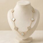 Colier din otel inoxidabil, placat cu aur 14k, cu trifoi alb sidefat si cristale, 47 cm lungime, Noem®