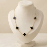 Colier din otel inoxidabil, placat cu aur 14k, model Celebrity cu 5 pandantive trifoi negre, Noem®