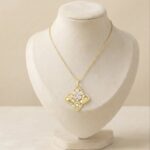 Colier Milano placat cu aur 14K, cu pandantiv floral cu cristale, Noem®
