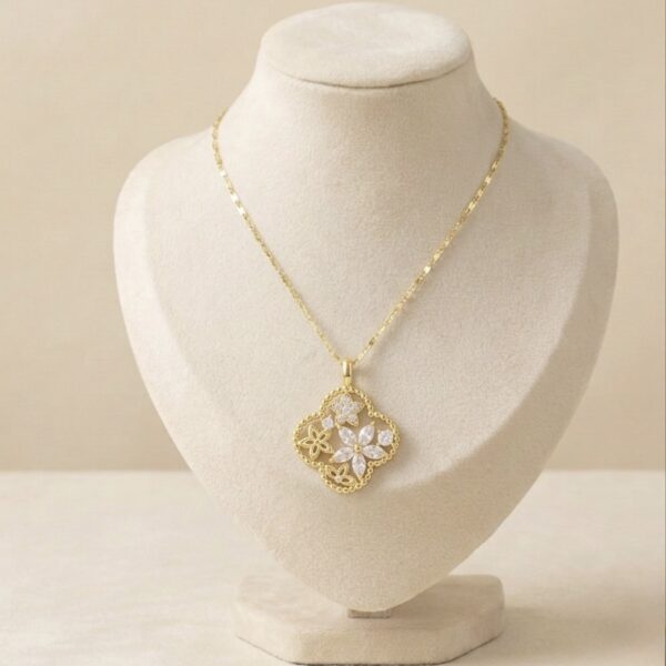 Colier dama Milano placat cu aur 14k, cu pandantiv trifoi elegant cu flori si cristale, Noem®