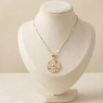 Colier din otel inoxidabil, placat cu aur 14k, cu pandantiv trifoi rotund decorat cu cristale si piatra rosie, Noem®