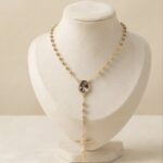 Lanț placat cu aur 14K, 60+13 cm, model religios cu mărgele, crucifix și medalion, Noem®