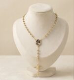 Lanț placat cu aur 14K, 60+13 cm, model religios cu mărgele, crucifix și medalion, Noem®