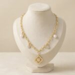 Colier din otel inoxidabil, placat cu aur 14k, cu perle si pandantiv trifoi cu cristale, Noem®