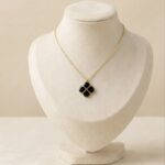 Colier din otel inoxidabil, placat cu aur 14k, cu pandantiv trifoi negru elegant, Noem®