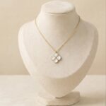 Colier din otel inoxidabil, placat cu aur 14k, cu pandantiv trifoi alb elegant, Noem®
