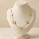 Colier din otel inoxidabil, placat cu aur 14k, model Celebrity cu 5 pandantive trifoi, Noem®