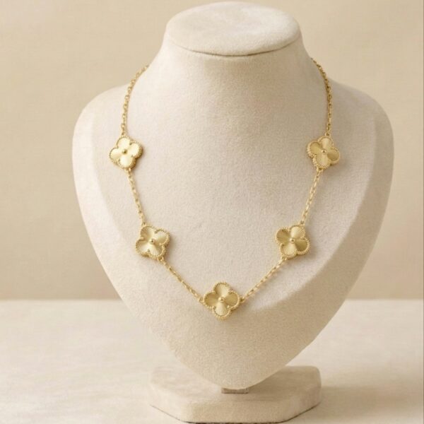 Colier din otel inoxidabil, placat cu aur 14k, model Celebrity cu 5 pandantive trifoi, Noem®