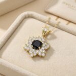 Pandantiv elegant placat cu aur 14K, 28/17 mm, model floare cu piatră neagră și cristale, Noem®