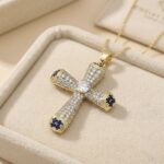 Pandantiv model cruce placat cu aur 14K, 45/27 mm, încrustat cu cristale și detalii albastre, Noem®