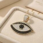 Pandantiv luxury placat cu aur 14K, 38/41 mm, model ochi mistic pavat cu cristale albe și negre, Noem®