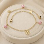 Brățară de gleznă placată cu aur 14K, lungime 25,5 cm, cu mărgele roz și pandantiv floral, Noem®