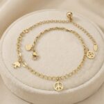 Brățară de gleznă placată cu aur 14K, reglabilă 24+3 cm, cu pandantive stea, inimă și simbolul păcii, Noem®