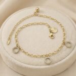 Brățară de gleznă placată cu aur 14K, reglabilă 23+5 cm, cu pandantive cerc decorate cu cristale, Noem®