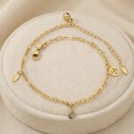 Brățară de gleznă placată cu aur 14K, reglabilă 23+5 cm, cu pandantive decorative și cristal multicolor, Noem®