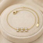 Brățară de gleznă placată cu aur 14K, reglabilă 23+5 cm, cu trei cristale decorative, Noem®