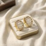 Cercei placați cu aur 14K, model rotund bombat cu cristale strălucitoare, dimensiune 16/12 mm, Noem®
