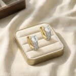 Cercei eleganți placați cu aur 14K, 16x6 mm, cu piatră centrală și cristale, Noem®