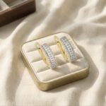 Cercei damă placați cu aur 14K, 16x5 mm, cu pietre zirconiu strălucitoare, Noem®