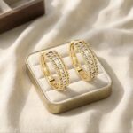 Cercei damă placați cu aur 14K, design lat cu pietre strălucitoare, 29/9 mm, Noem®