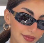 Ochelari de soare negri eleganti, design cu brate late si detalii aurii, lentila neagra, Noem®