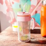 Cana din sticla striata cu infuzor/sita, 550 ml, cu maner, capac etans si pai de sticla inclus, roz, Noem® - imagine 7