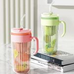 Cana din sticla striata cu infuzor/sita, 550 ml, cu maner, capac etans si pai de sticla inclus, mov, Noem®