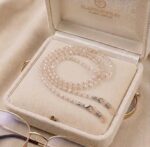 Lant pentru ochelari din otel inoxidabil, placat cu aur 14k, cu margele roz si detalii aurii, Noem®