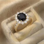 Inel elegant placat cu aur 14K, 11 mm, model cu piatră neagră și cristale albe, mărimea 8, Noem®