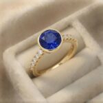 Inel elegant placat cu aur 14K, model cu cristal safir și zirconii albe, mărimea 10, Noem®