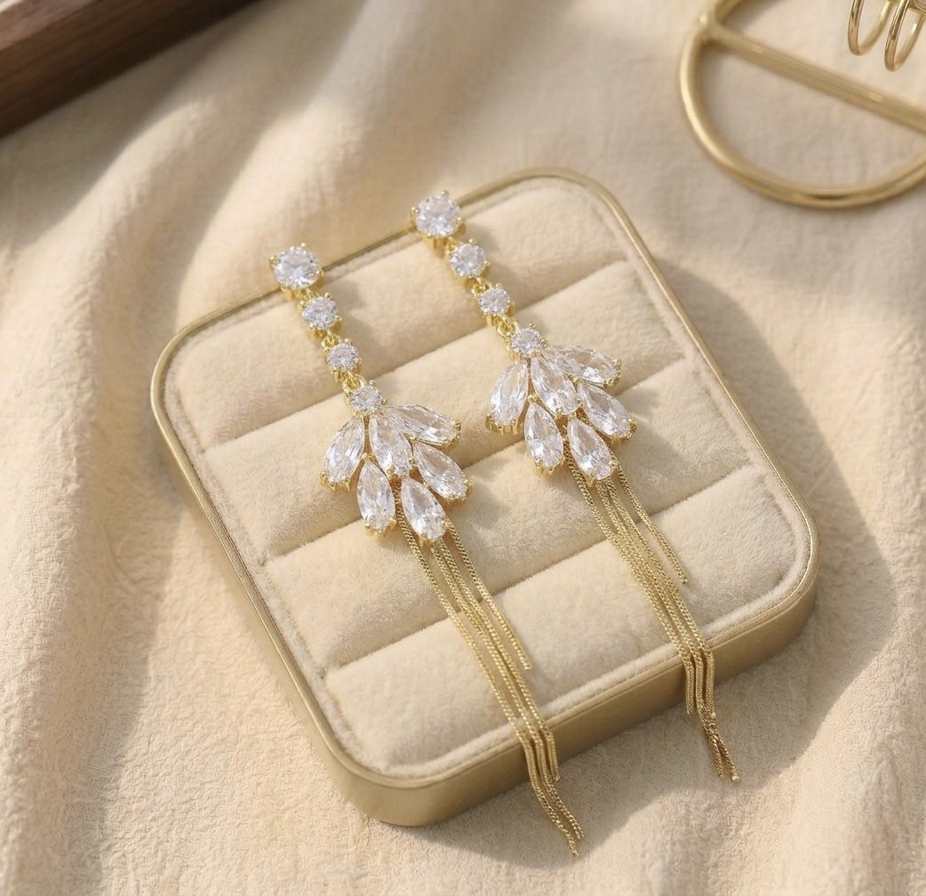 21bbb0eb-0181-4b1a-a27d-95808733d592 Cercei placați cu aur de 14K, lungi de seară, model evantai din cristale lacrimă și franjuri din lanțuri, Noem® - imagine 1