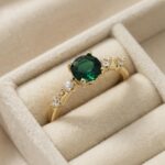 Inel elegant placat cu aur 14K, model cu piatră verde și zirconiu alb, mărimea 8, Noem®