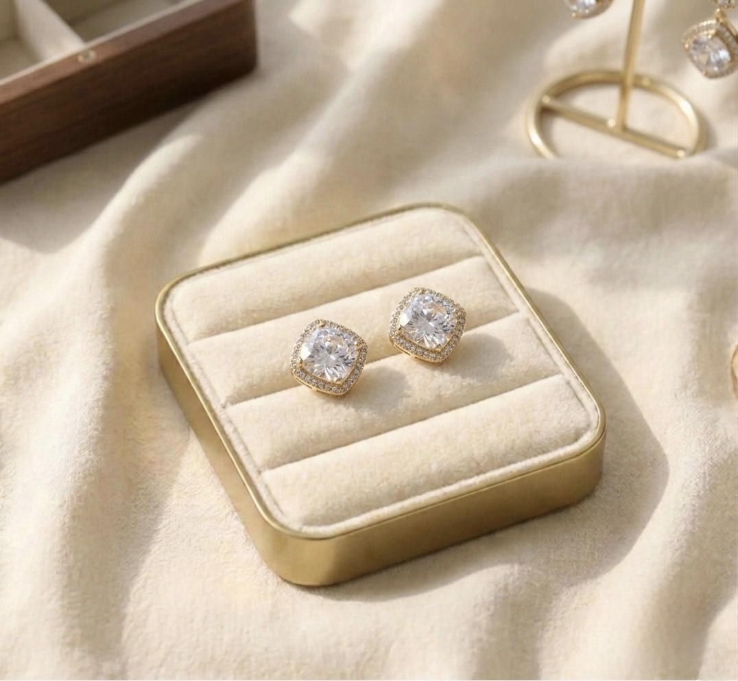 IMG_1059 Cercei placați cu aur de 14K, pe ureche cu șurub, model pătrat cu cristal mare central și halou, Noem® - imagine 1