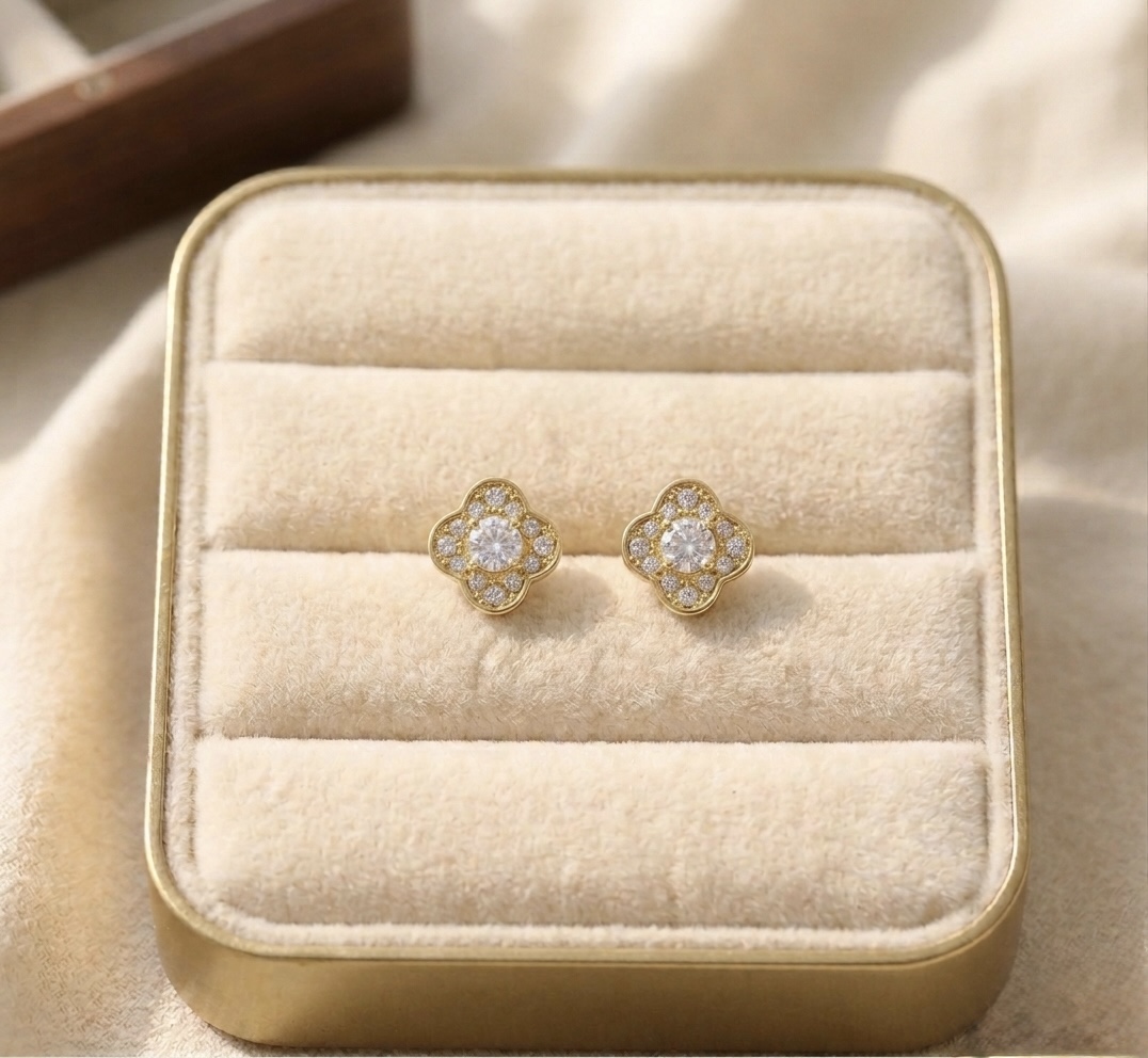 IMG_1067 Cercei placați cu aur de 14K, tip șurub, model trifoi norocos cu cristal central și strasuri, Noem® - imagine 1