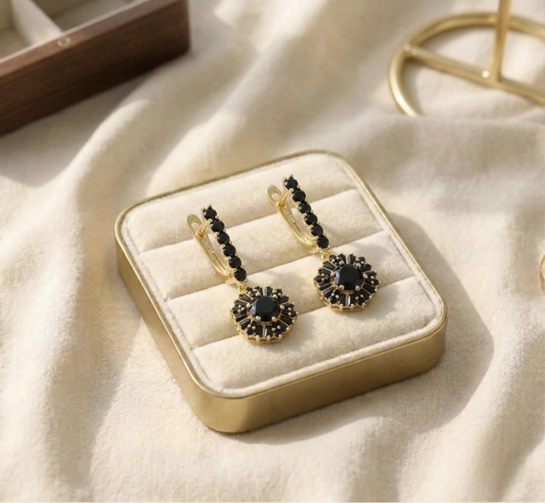 IMG_1071 Cercei placați cu aur de 14K, lungi, model floare cu cristale negre fațetate și tortiță decorată, Noem® - imagine 1