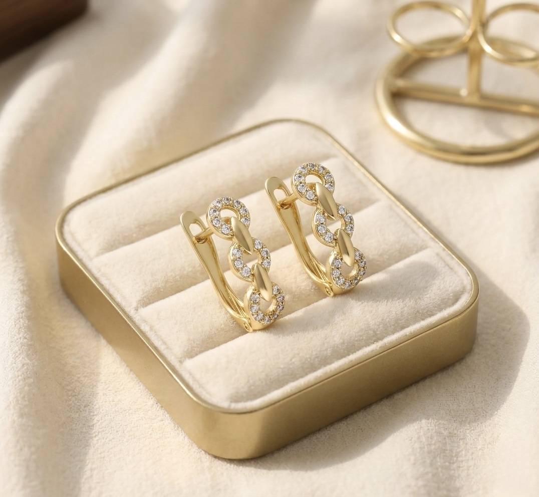 IMG_1073 Cercei placați cu aur de 14K, tip creole, model lanț împletit cu zale și cristale clare, Noem® - imagine 1
