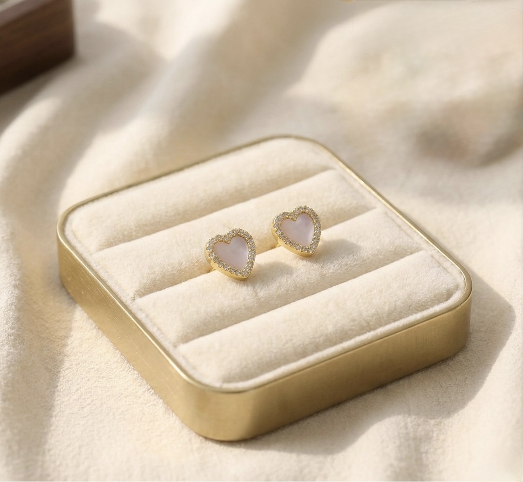 IMG_1076 Cercei placați cu aur de 14K, tip șurub, model inimă cu sidef alb și halou din cristale, Noem® - imagine 1