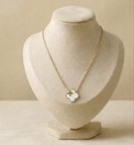 Colier placat cu aur de 14K, cu pandantiv dublu trifoi din sidef alb și mini-trifoi cu cristale, Noem®