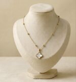 Colier placat cu aur de 14K, de damă, model minimalist cu talisman norocos din sidef, Noem®