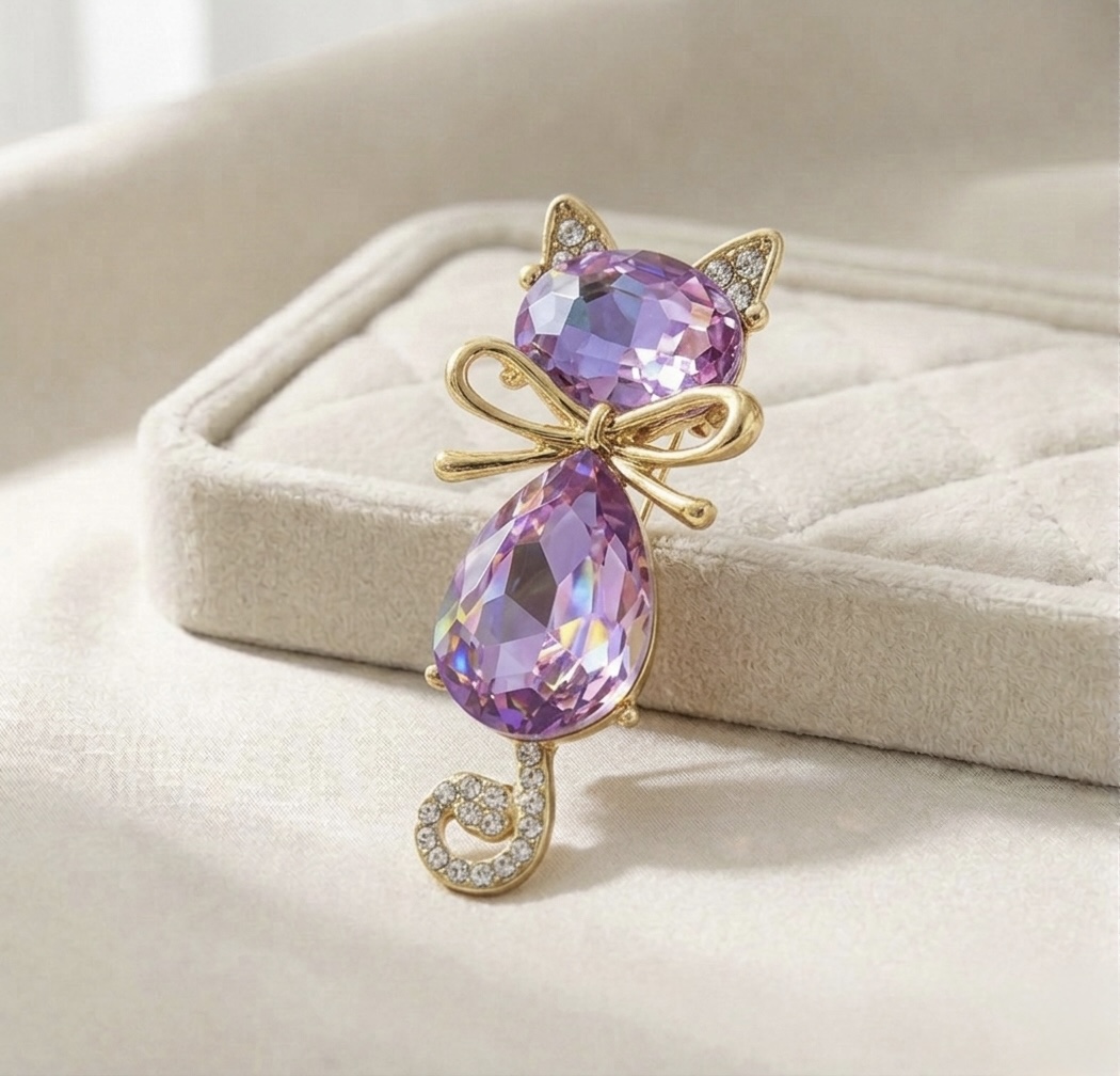 IMG_1353 Broșă placată cu aur de 14K, model pisicuță cu cristale mari roz-violet și detalii strălucitoare, Noem® - imagine 1