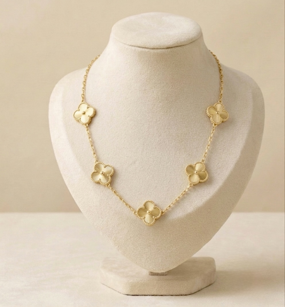 IMG_9872 2 Colier de damă cu 5 trifoi norocoși striați pe lanț fin, placat cu aur de 14K, Noem® - imagine 1