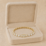 Brățară placată cu aur de 14K, model elegant de lux cu cristale mari ovale înconjurate de pietre mici sclipitoare pe întreaga circumferință, 20 cm / 9 mm, Noem®