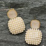 Cercei pendant placați cu aur de 14K, eleganți, cu perle și model pătrate, 8 cm, Noem® - imagine 4
