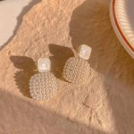 Cercei pendant placați cu aur de 14K, eleganți, cu perle și model pătrate, 8 cm, Noem® - imagine 2