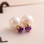 Cercei placați cu aur de 14K, tribali cu două fețe, cu cristal violet fațetat și perlă mare albă, Noem® - imagine 2