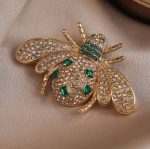 Broșă placată cu aur de 14K, model albină cu pavaj de cristale clare și inserții verde smarald, Noem® - imagine 2