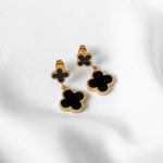 Cercei placați cu aur de 14K, lungi, model dublu trifoi negru cu margini perlate, Noem® - imagine 3